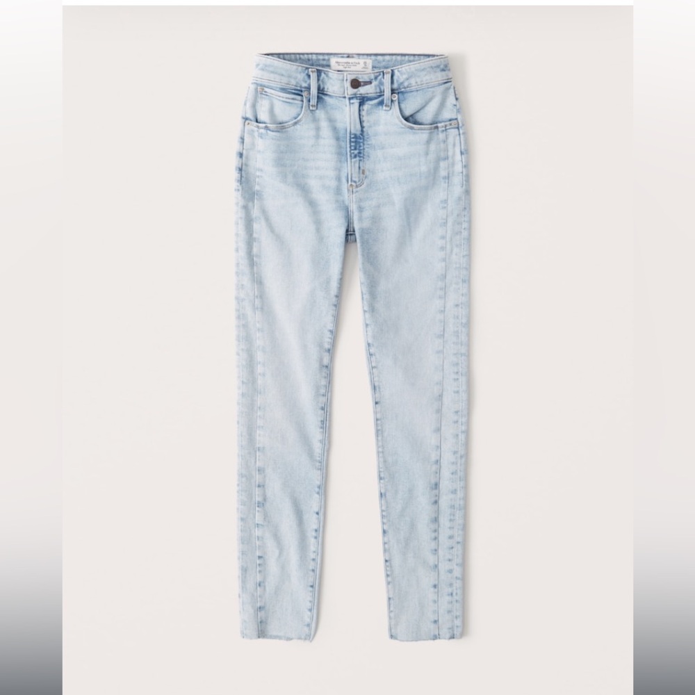 NWOT- light blue skinny jeans with stitching on the legs